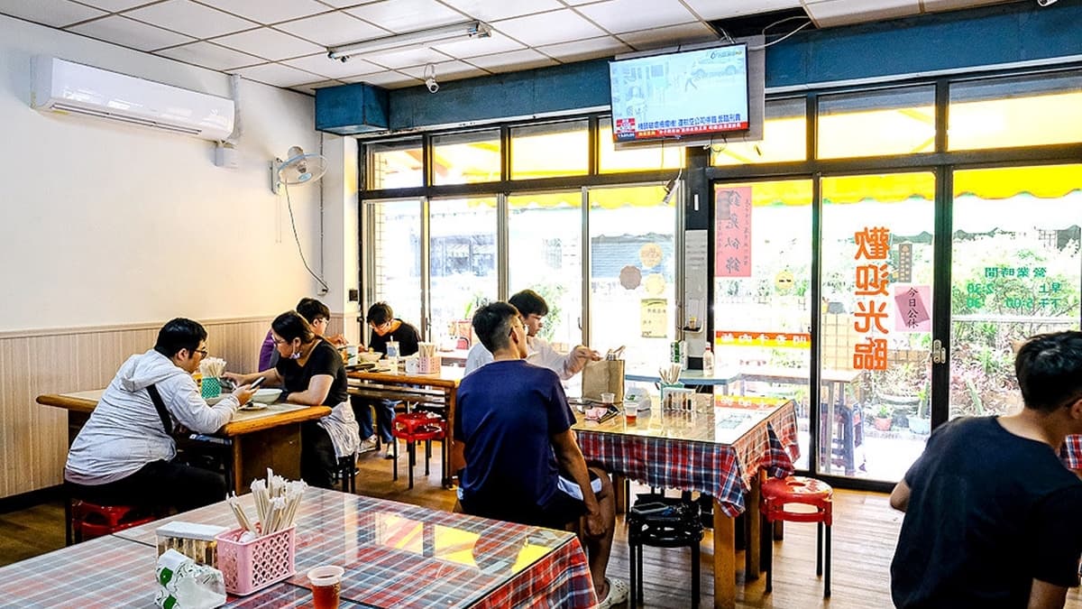 店面就隱藏在社區大樓１樓，雖然位置低調，人潮卻依舊絡繹不絕。（圖片來源：霸子。食樂拼圖）