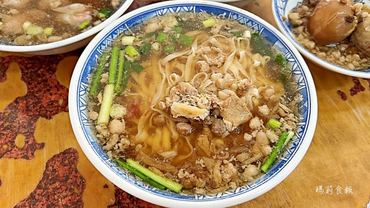 「湯陽春麵」會附上１小塊油豆腐。（圖片來源：瑪莉食報）