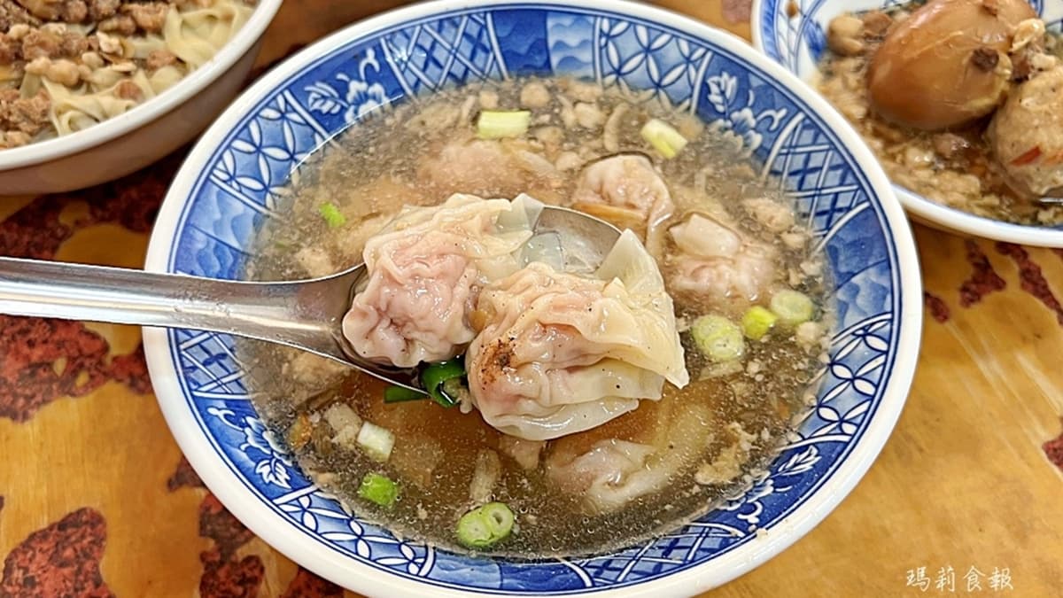「餛飩湯」加入肉燥、蔥段和韭菜，喝起來鹹香順口。（圖片來源：瑪莉食報）