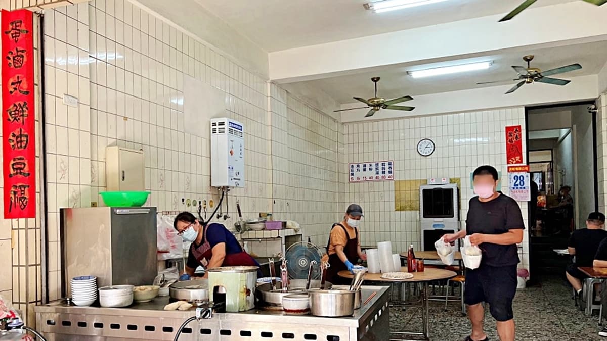 店內簡單擺了幾張圓桌和方桌，整體空間明亮整潔。（圖片來源：瑪莉食報）