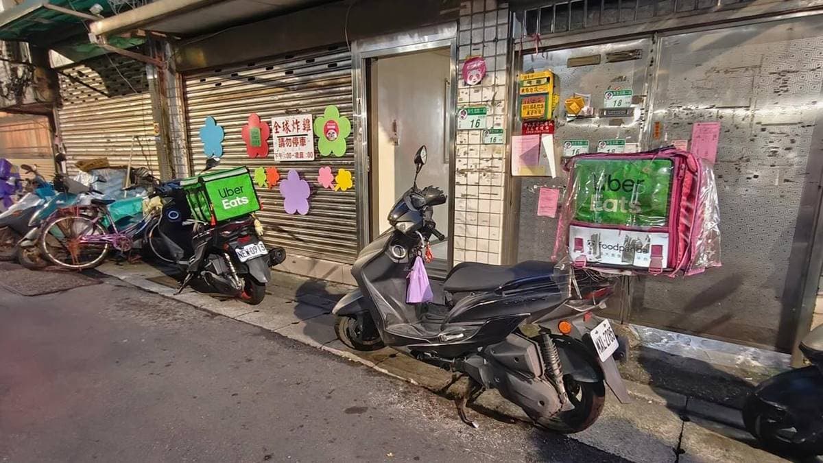 「全球炸雞」隱藏在林森北路、長春路一帶的小巷子，外觀超低調。（圖片來源：小美很愛嚐）