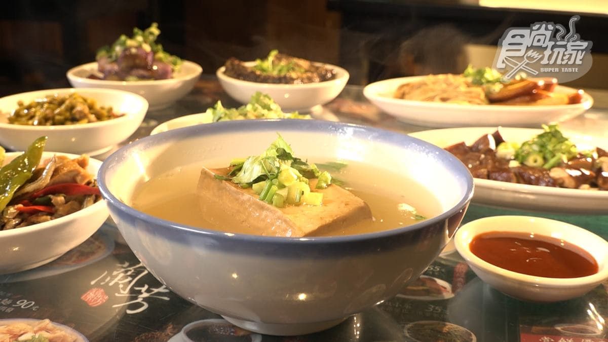 「蘭芳豆腐湯」裡面的豆腐吸附了大骨湯汁，而且很軟嫩。