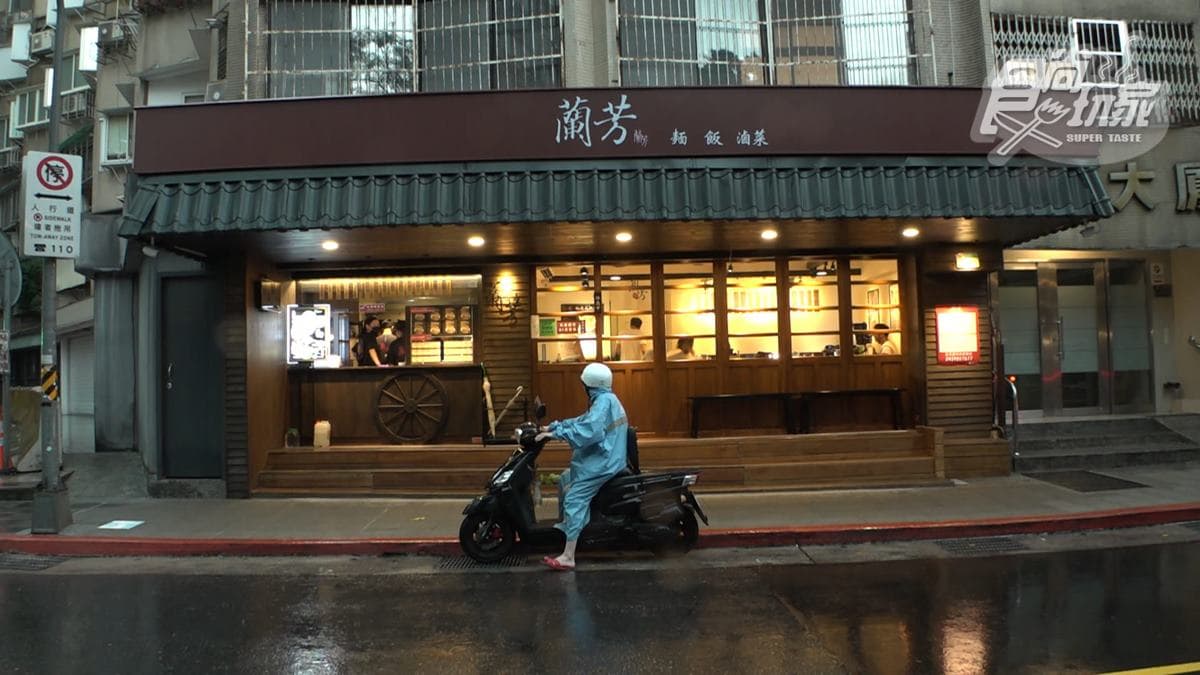 「蘭芳麵食館敦南店」位於台北市大安區的敦化南路上。