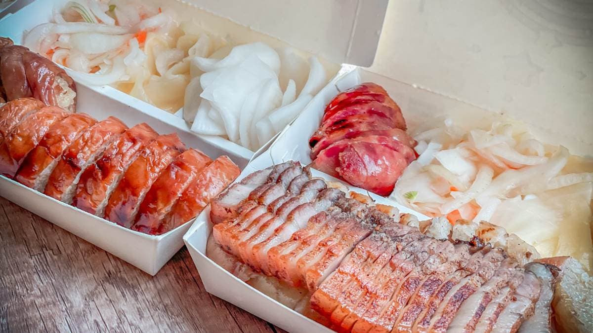 「小豬套餐」就是米腸外加１條香腸和滿滿的鹹豬肉。（圖片來源：小咪ma．吃喝玩樂趣）