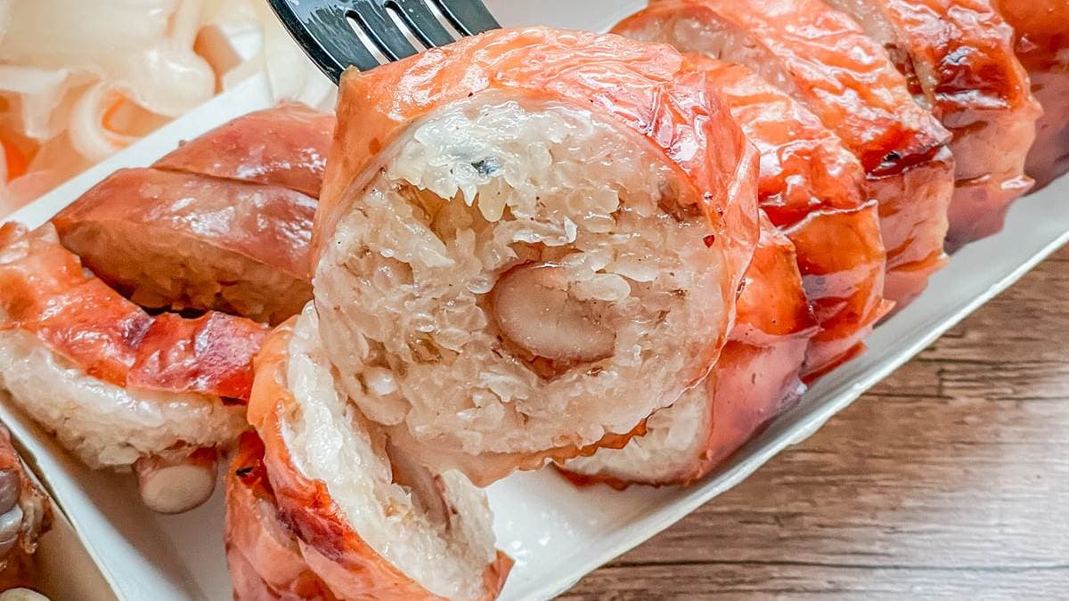 「大腸頭」是裹上大腸頭腸衣的糯米腸，外皮吃起來很脆。（圖片來源：小咪ma．吃喝玩樂趣）