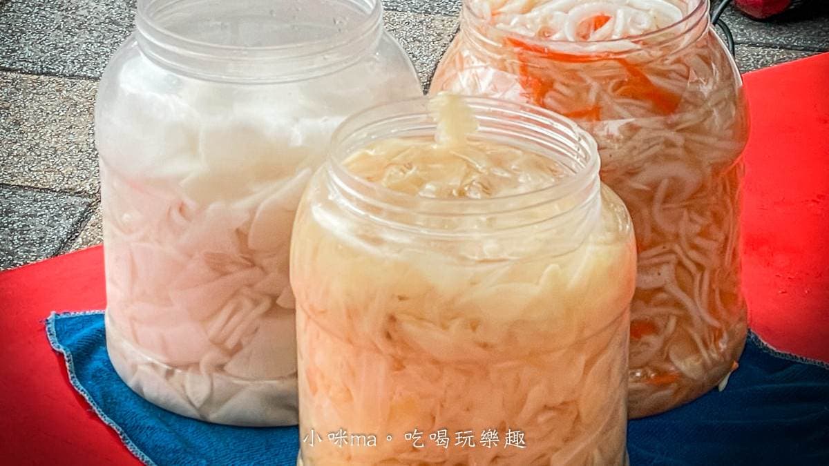 不只烤物好吃，自助小菜也很受歡迎，店家每次出攤都會放上３種小菜。（圖片來源：小咪ma．吃喝玩樂趣）