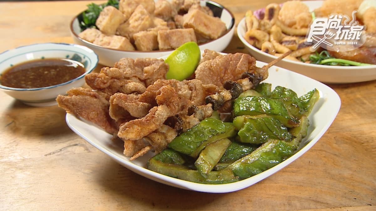 「苦瓜」有很多水分，同時帶有苦味和甜味，尤其炸過後甜味更明顯，吃起來很清爽。