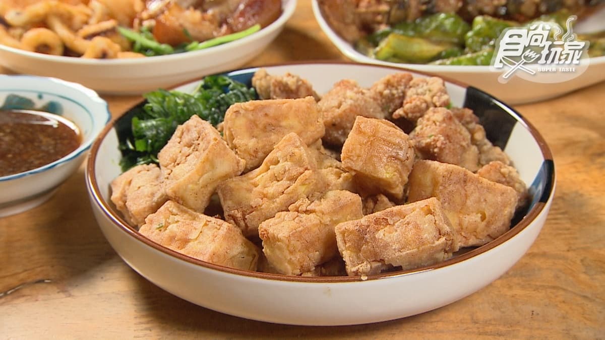 「雞蛋豆腐」豆腐幾乎入口即化、非常嫩，而且表皮很酥脆，口中還充滿雞蛋的香氣。