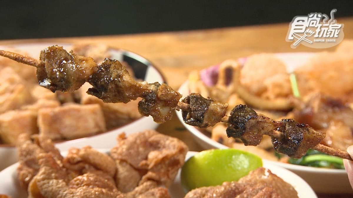 「螺肉串」刷上特製醬汁後，不僅不會蓋過食材本身的味道，還更添風味。