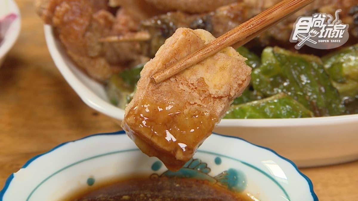 把雞蛋豆腐沾醬料一起吃更唰嘴，讓人忍不住一口接著一口。