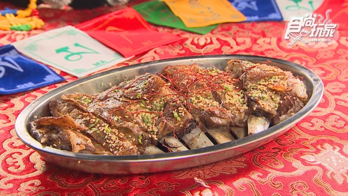 「手抓羊肉」的肉質很嫩，羊油的部分像奶油般瞬間在嘴裡化開，吃起來很過癮。