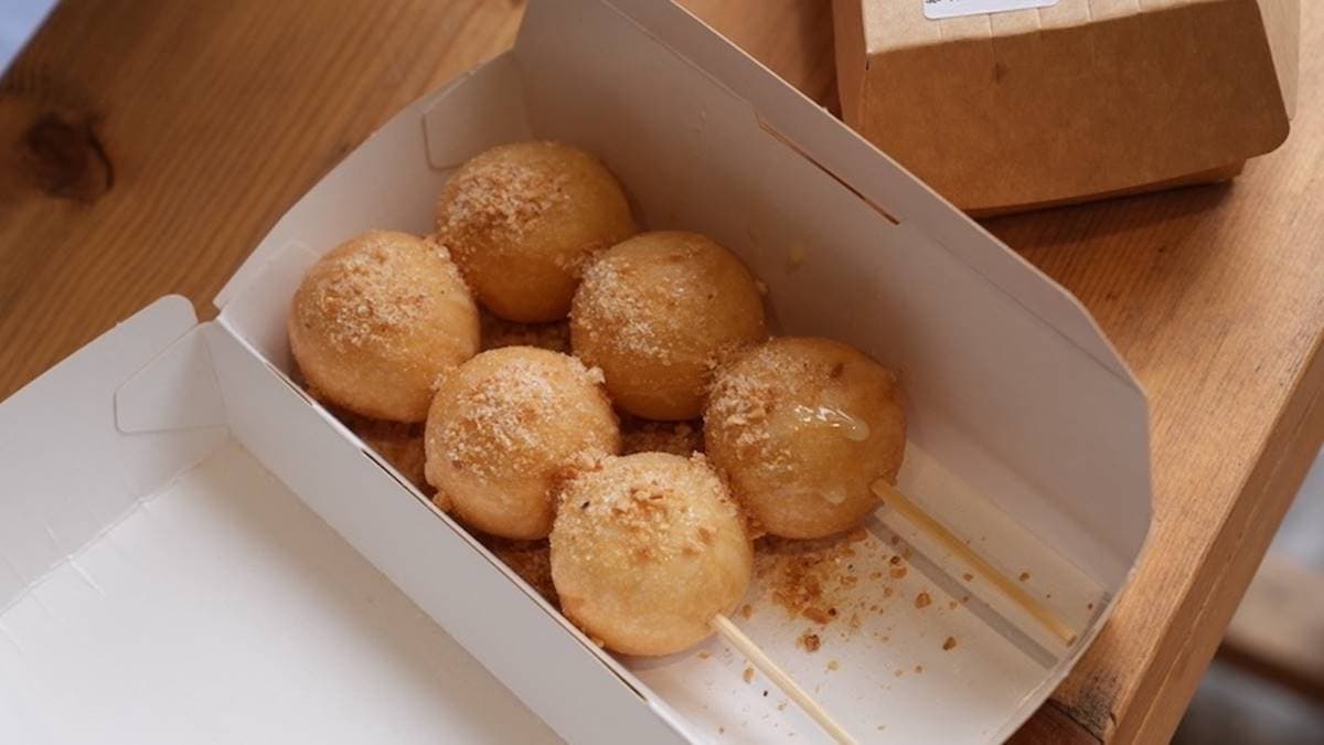 小圓球狀的麻糬串炸至金黃，再撒上花生粉跟煉乳，甜蜜指數100分。（圖片來源：算命的說我很愛吃）