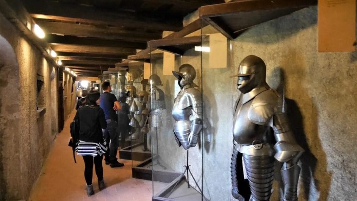 小屋以前是作為城堡守衛的住所，在此可以看到士兵鎧甲展示。（圖片來源：喬書亞的世界旅行提案）