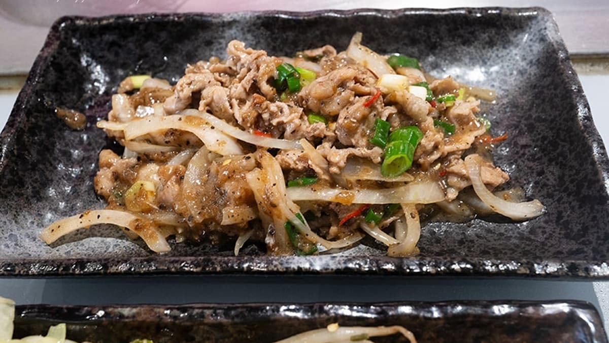 豬肉片的黑胡椒味偏重，吃起來很下飯，簡直白飯小偷。（圖片來源：IRENE’S 食旅．時旅）