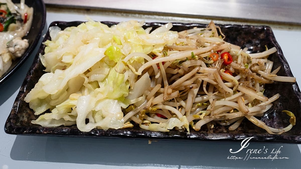 豆芽菜和高麗菜炒得很脆、調味適中，最棒的是還可以免費續盤！（圖片來源：IRENE’S 食旅．時旅）