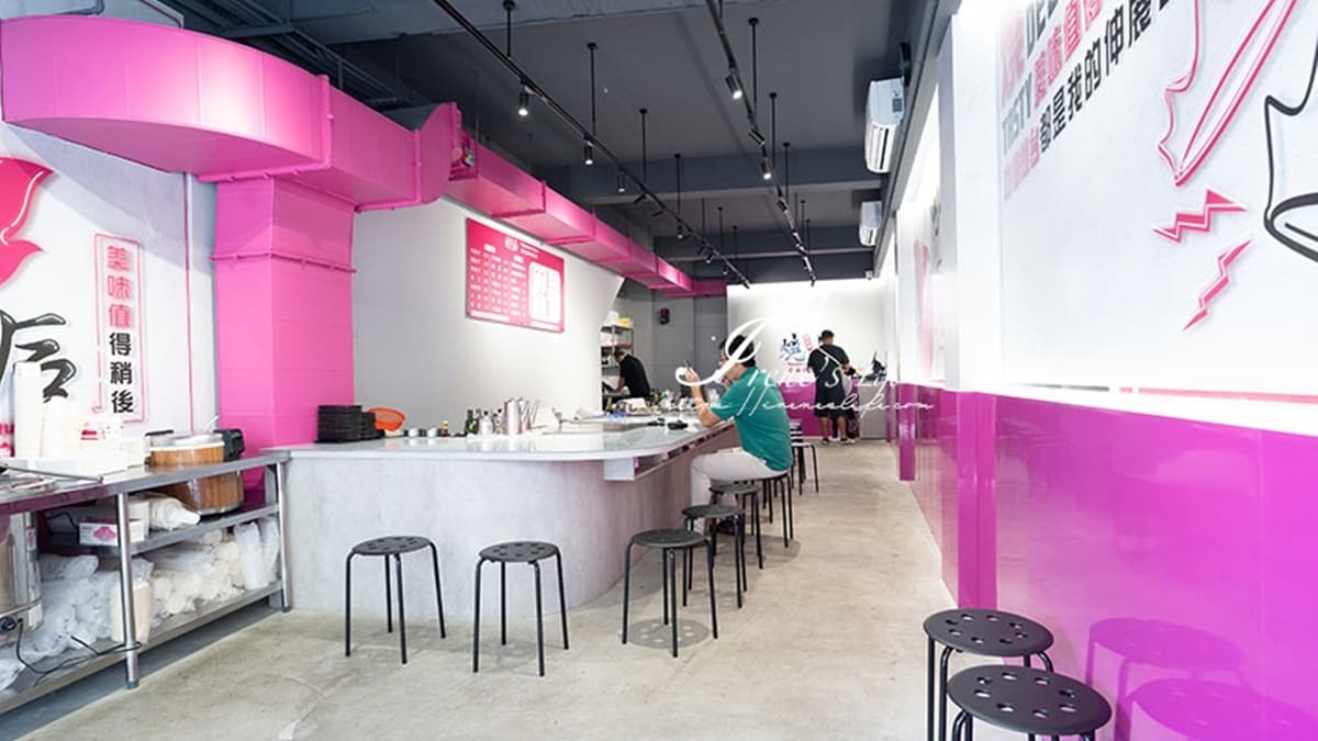 有別於一般傳統的鐵板燒店，店內粉紅色系的裝潢充滿少女風。（圖片來源：IRENE’S 食旅．時旅）