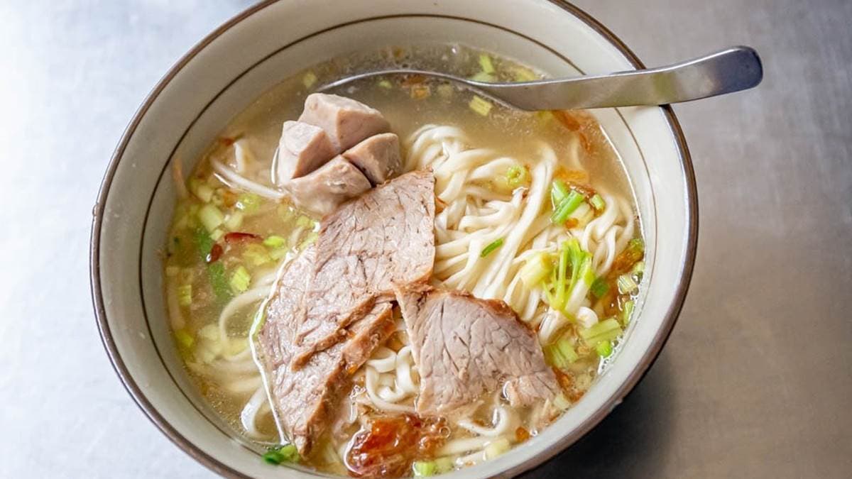 招牌湯白麵加入油蔥和芹菜增加香氣，湯頭也很濃郁。（圖片來源：愛伯特吃喝玩樂全記錄）