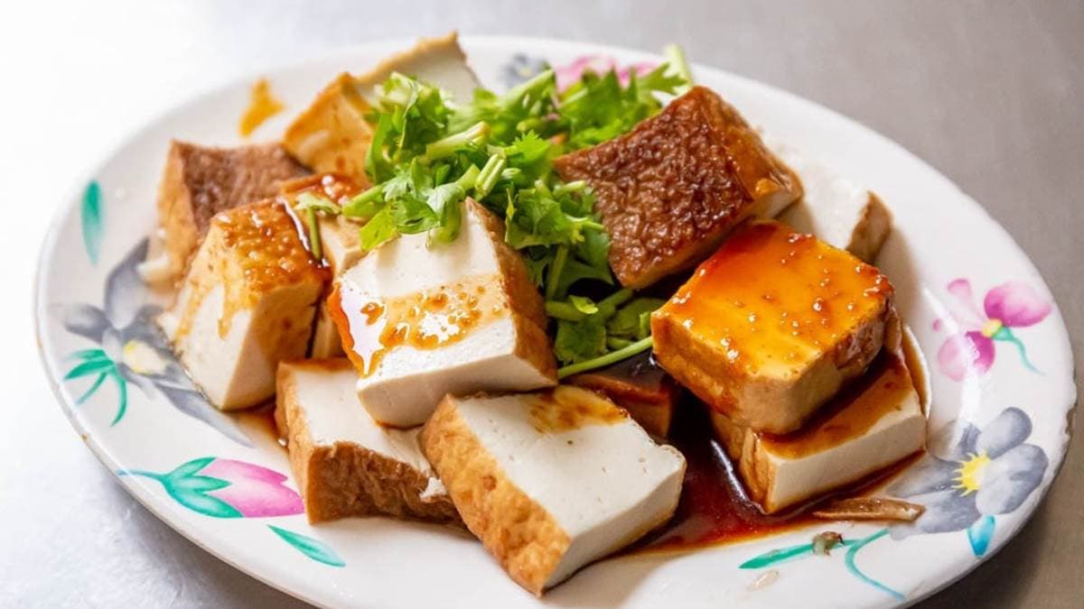 油豆腐吃起來細嫩軟綿，是很受歡迎的小菜之一。（圖片來源：愛伯特吃喝玩樂全記錄）