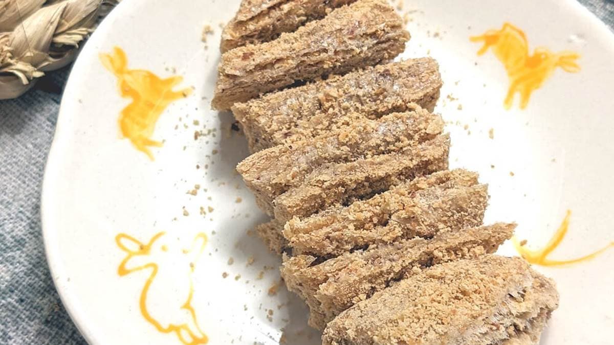 塊狀的麥芽花生糖，中間夾著厚厚麥芽，熱熱吃口感軟Ｑ。（圖片來源：老皮嫩肉的流水帳生活）