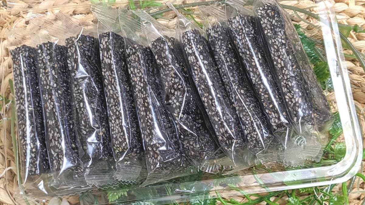 店家還有販賣芝麻糖，拆開就可以聞到芝麻香氣。（圖片來源：老皮嫩肉的流水帳生活）