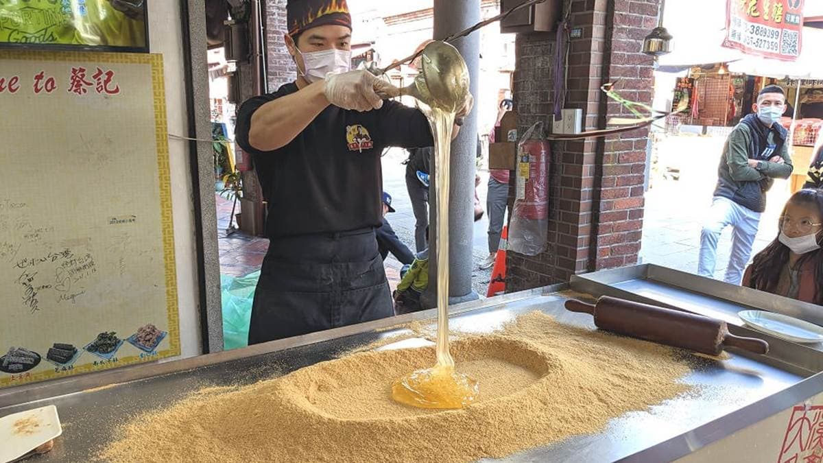 將晶瑩剔透的麥芽糖倒入大片花生粉裡，製作過程相當療癒。（圖片來源：老皮嫩肉的流水帳生活）