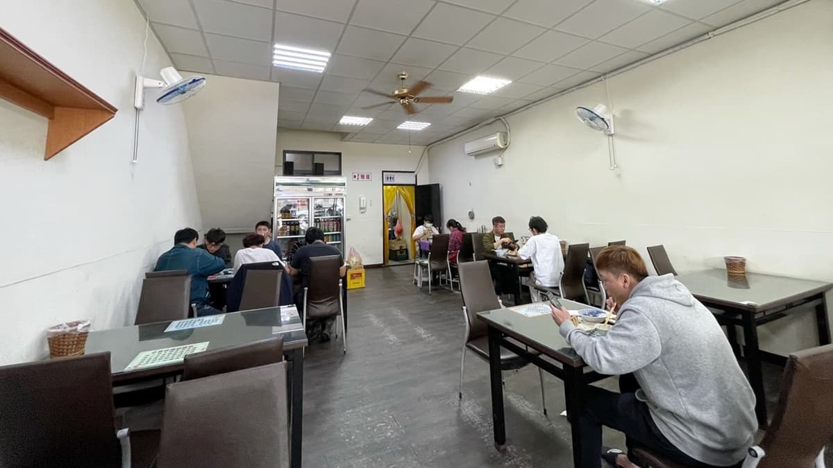 店內共有２層樓的座位區，整體空間寬敞舒適。（圖片來源：阿華田的美食日記）
