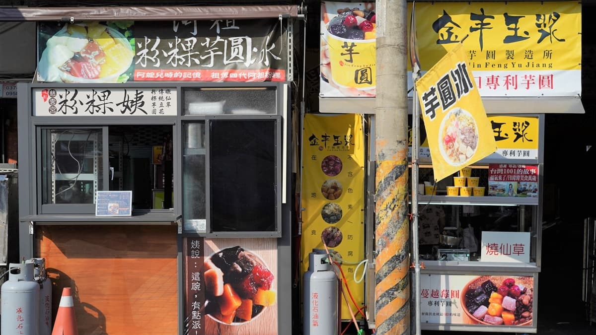 「金豐玉漿」平時除了在慈雲宮營業外，假日也會在客家圓樓旁的市集擺攤。（圖片來源：阿華田的美食日記）