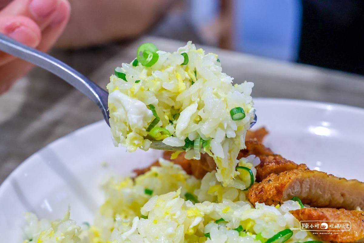 蘆洲版「平民鼎泰豐」!半價吃黃金排骨蛋炒飯,鮮蝦抄手Q彈香辣超過癮 蘆洲版「平民鼎泰豐」!半價吃黃金排骨蛋炒飯,鮮蝦抄手Q彈香辣超過癮