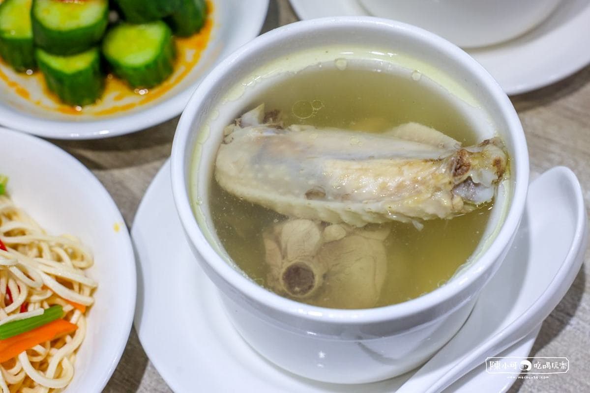 蘆洲版「平民鼎泰豐」!半價吃黃金排骨蛋炒飯,鮮蝦抄手Q彈香辣超過癮 蘆洲版「平民鼎泰豐」!半價吃黃金排骨蛋炒飯,鮮蝦抄手Q彈香辣超過癮