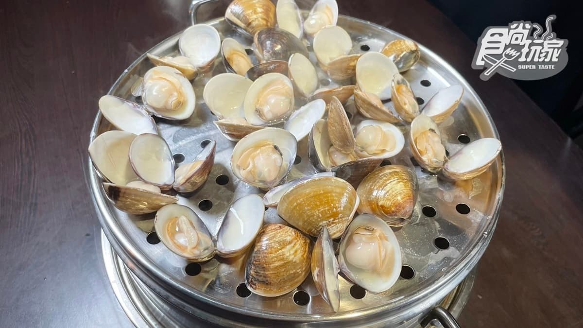 這裡使用１次只蒸１層海鮮塔的處理方式，可以精準掌握每一種食材的最佳食用時間。