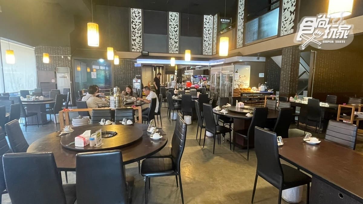 店內空間採挑高設計，環境相當寬敞，用餐起來滿舒適的。