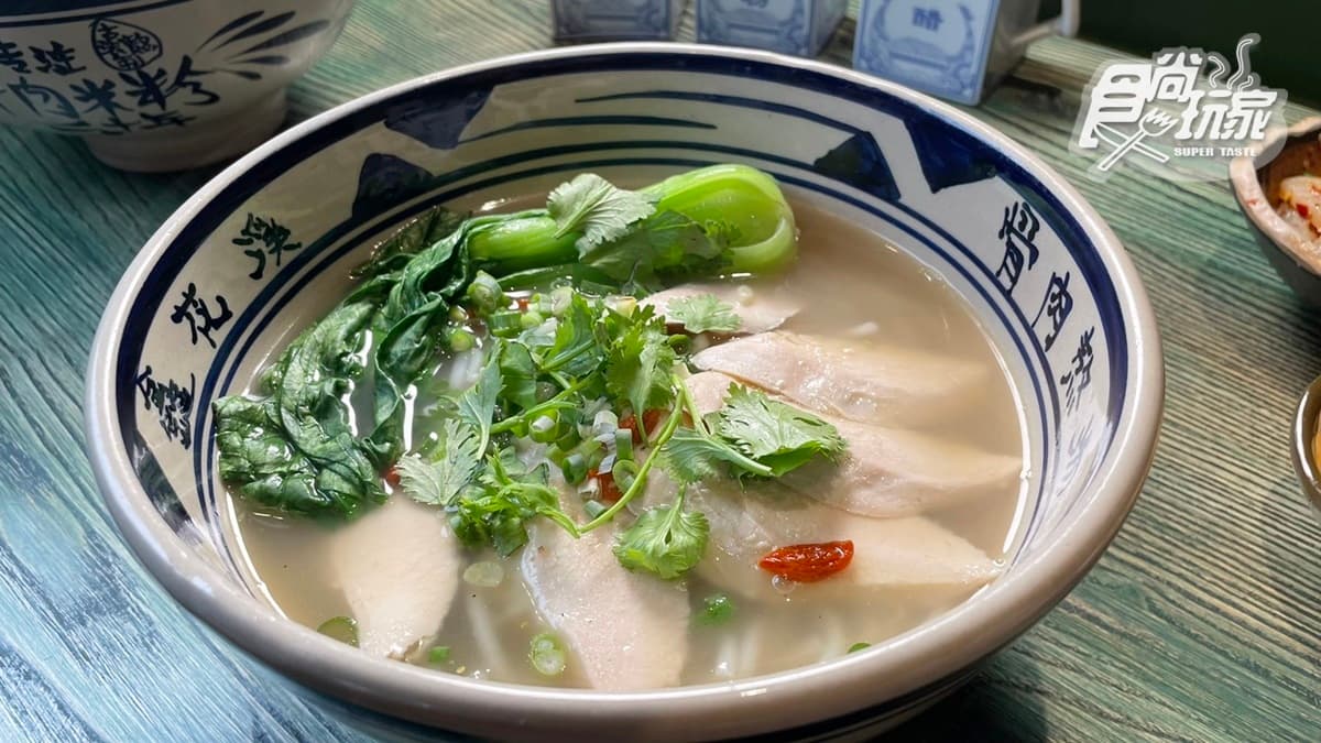 「煲煨雞湯米粉」的雞胸肉是用低溫烹調的，口感很軟嫩。