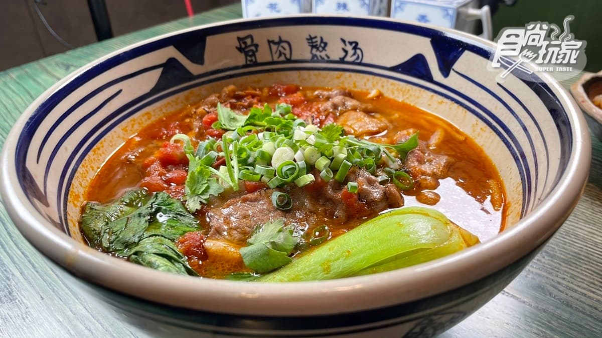 「番茄酸湯炙燒牛五花米粉」的湯頭是用苗族香料搭配番茄熬製的，配麵條一起吃很唰嘴。