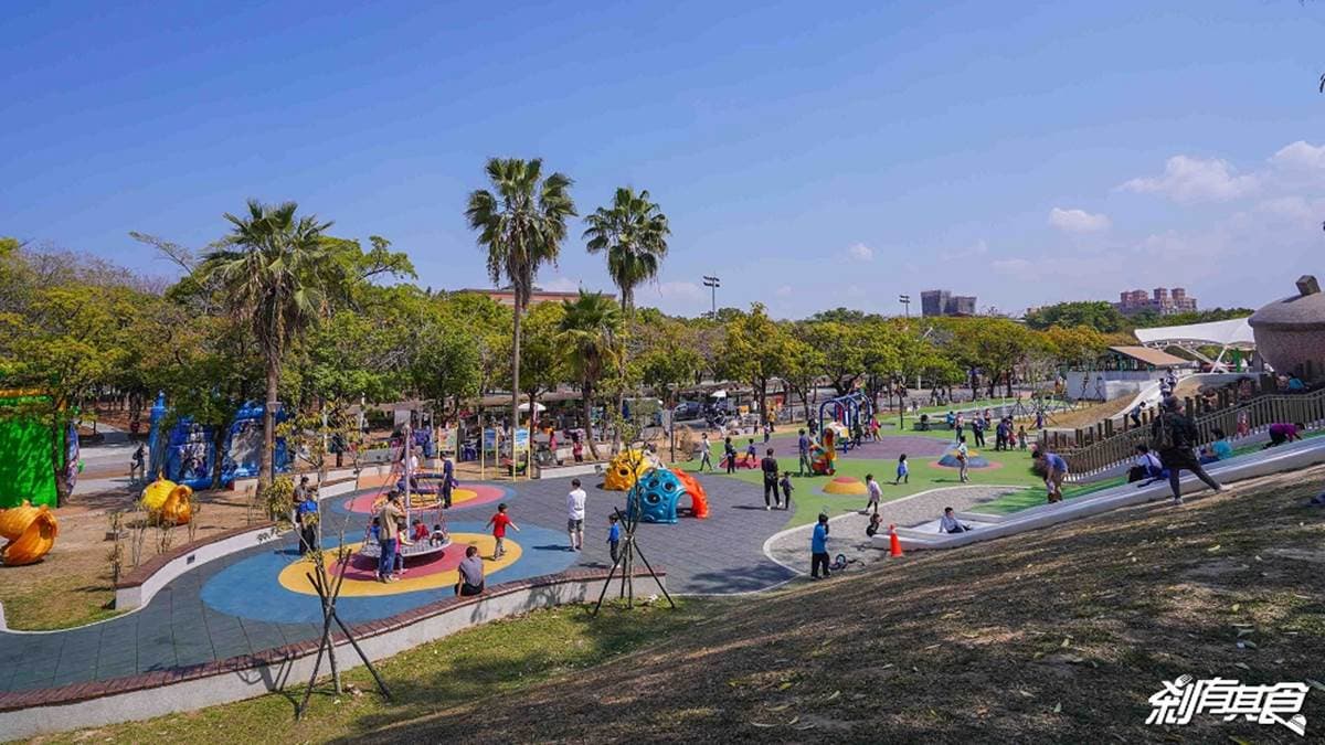 公園有許多遊具可以玩，非常受歡迎，尤其假日的人潮非常多。（圖片來源：剎有其食）