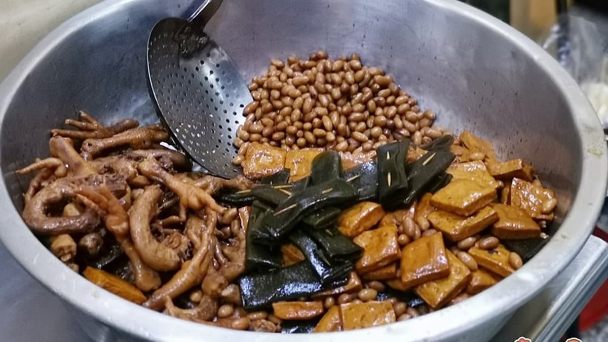 最特別的就是會將食材先滷製，等客人挑選好之後，才會再上火爐烤。（圖片來源：熱血玩台南。跳躍新世界）