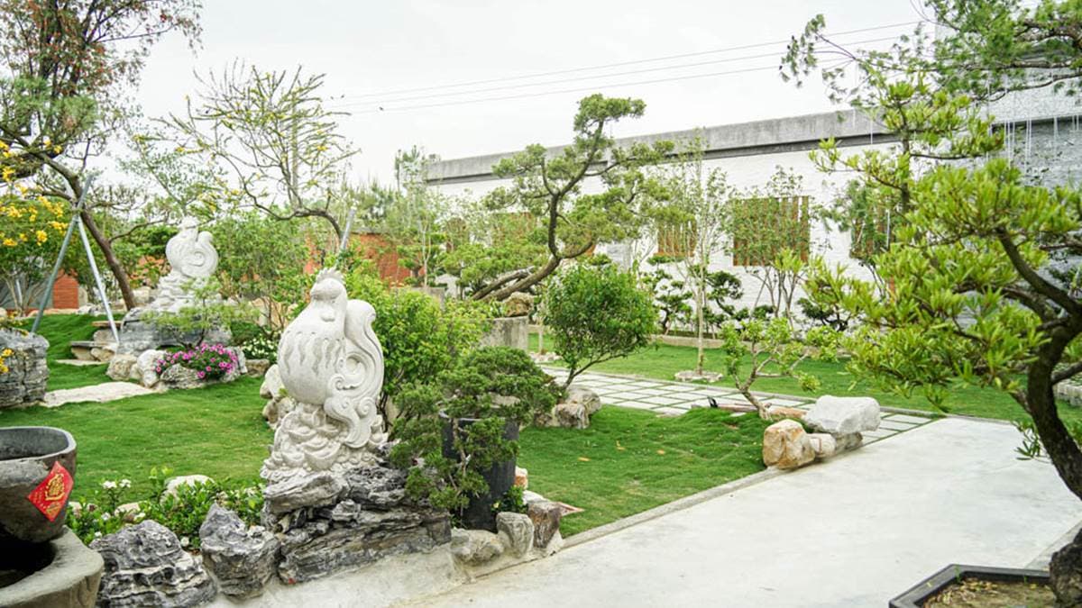 沿著石砌步道入園，可以看到氣派非凡的石雕。（圖片來源：螞蟻幫的櫥櫃）