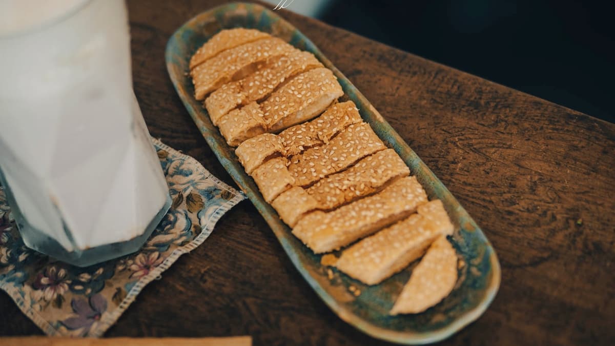 「中式甜燒餅」酥脆的餅皮中帶點甜味，咀嚼時還會有濃郁的芝麻香氣。（圖片來源：黑皮的旅遊筆記）