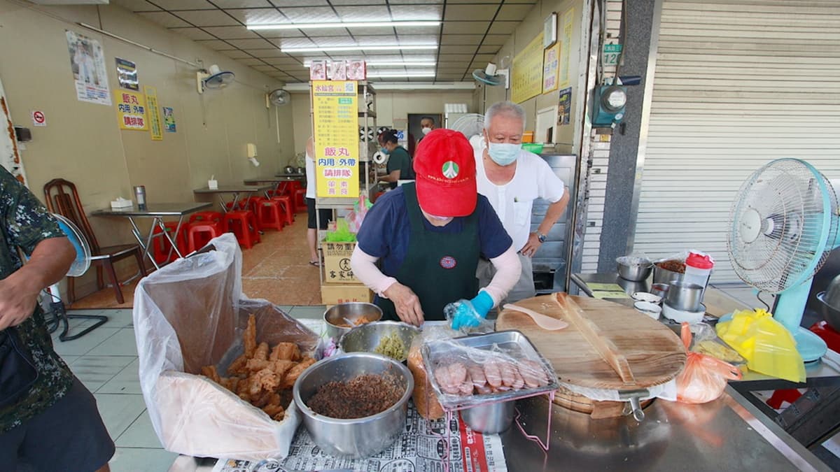 這裡不只賣飯糰，還有蛋餅及飲品供選擇。（圖片來源：樂天小高の美食之旅）