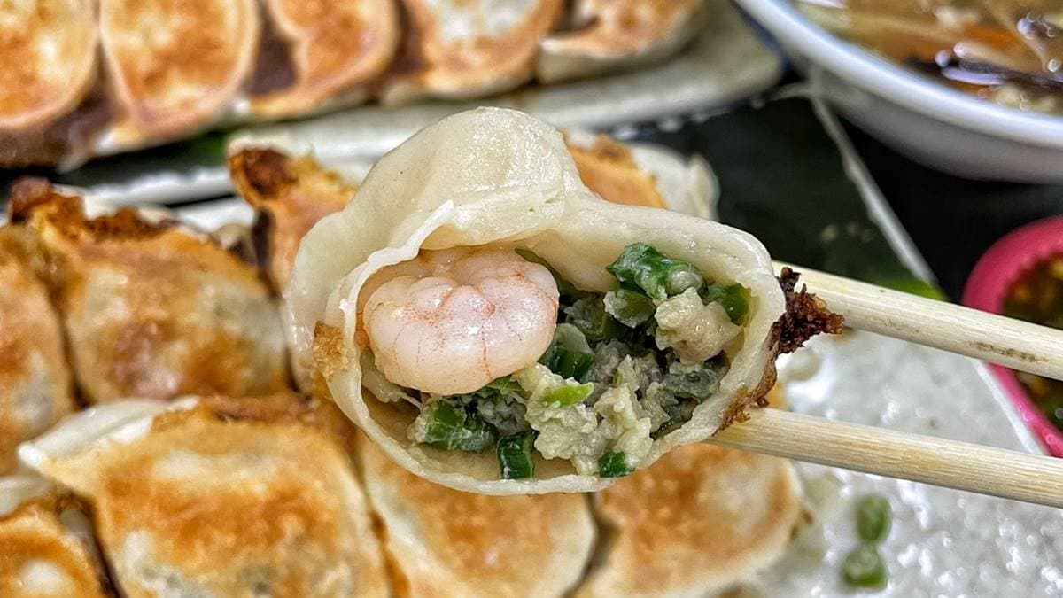 「韭菜花蝦仁煎餃」裡頭有整隻蝦仁，配上香脆的韭菜花更是鮮甜。（圖片來源：阿華田的美食日記）