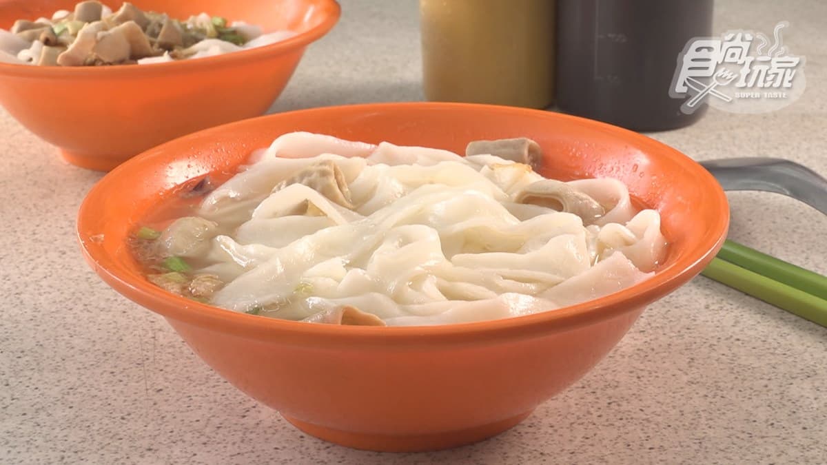 「粿仔湯」湯頭用豬大骨熬煮10小時，充滿了膠質的精華。