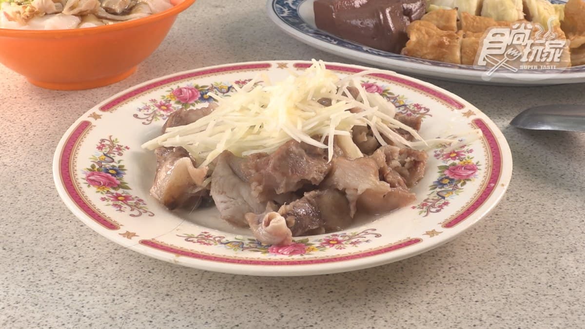 「豬頭骨肉」肉質很軟嫩，讓人一口接一口停不下來。