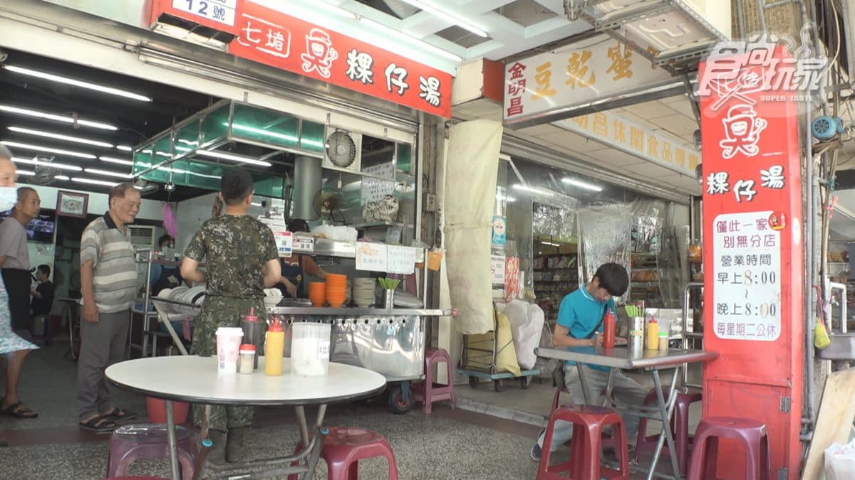 店內用餐環境很普通，就是一般小吃店的樣子。