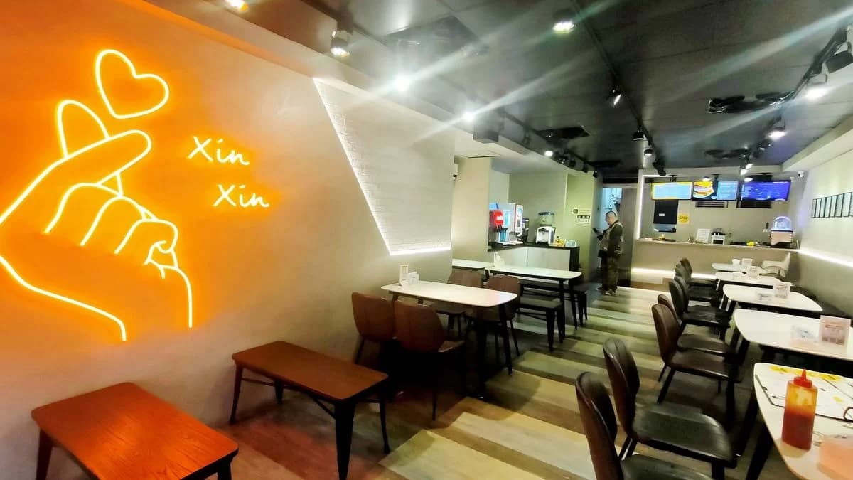 店裡的座位區寬敞明亮，裝潢風格簡約清爽，讓人感覺很舒適。（圖片來源：吃貨的藏寶箱）