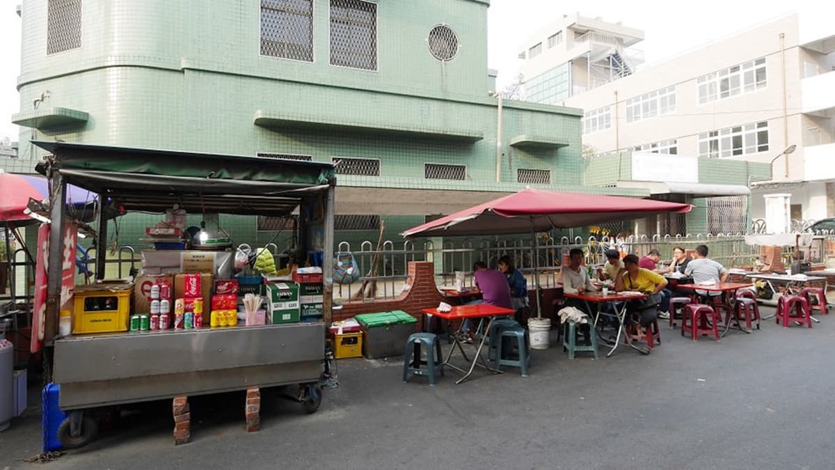 「生炒螺肉」位於嘉義文化路夜市內的郵局旁。（圖片來源：黑皮的旅遊筆記）