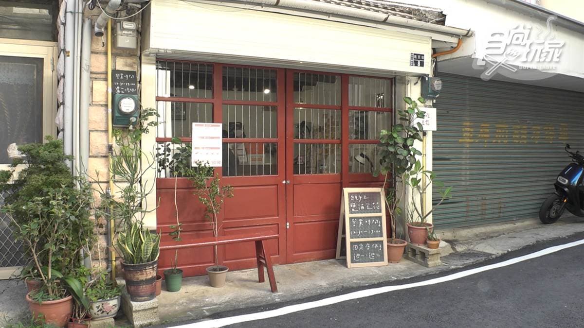 「偷吃豆花」就隱身在巷弄內的文青小店。
