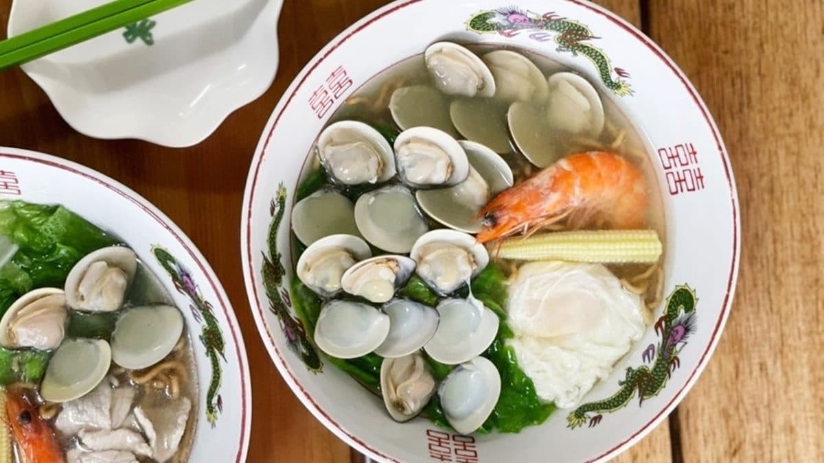 「蛤蜊鍋燒」用料新鮮且蛤蜊分量不少，讓昆布湯頭升級多了鮮味。（圖片來源：熱血玩台南。跳躍新世界）