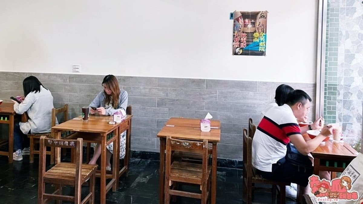 室內座位區擺設了好幾張學生桌椅，讓人有種莫名的懷舊感。（圖片來源：熱血玩台南。跳躍新世界）