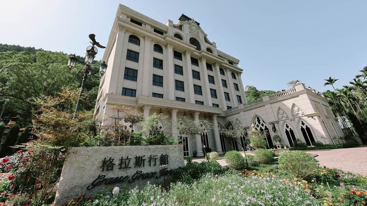 「格拉斯行館」外觀採哥德式建築的風格，顯得格外的吸睛。（圖片來源：黑皮的旅遊筆記）