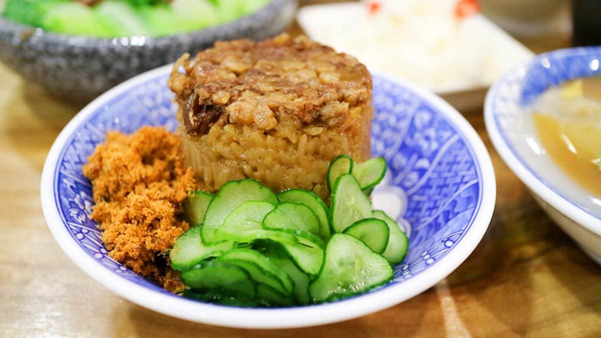 「米糕」鹹香四溢，還加入了肉鬆和小黃瓜，讓口感更加分。（圖片來源：菓子の幸福週記）