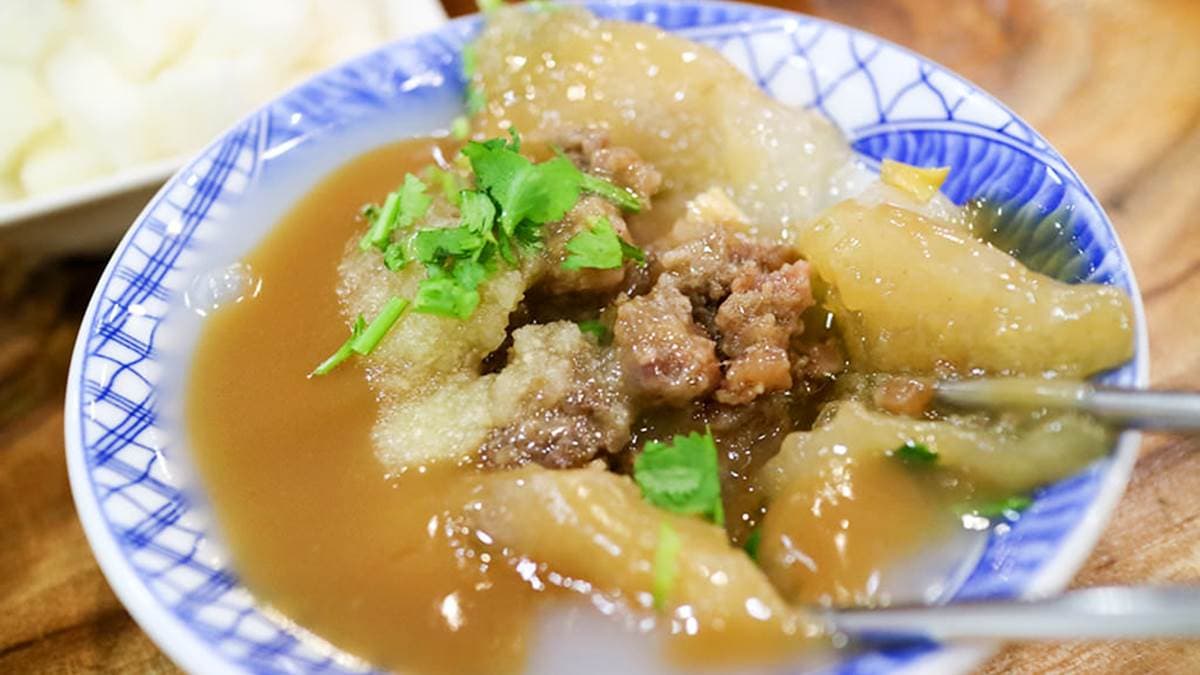 「肉丸」炸過的外皮有水分不會乾柴，內餡是瘦肉居多。（圖片來源：菓子の幸福週記）